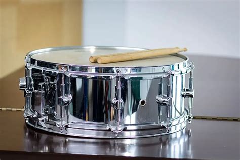 what is a snare in music? the rhythmic heartbeat of the drum section